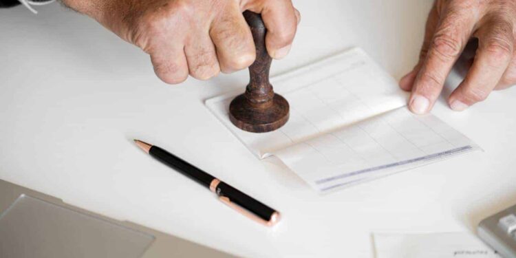 Tipicitatea infracțiunii de fals material în înscrisuri oficiale: recurs în casație în cazul în care inculpatul a fost condamnat pentru o faptă care nu este prevăzută de legea penală