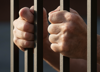 Doi orădeni, condamnați pentru viol și unul pentru trafic de droguri, care era și urmărit național, încarcerați la Penitenciarul Oradea