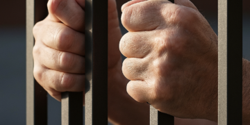 Doi orădeni, condamnați pentru viol și unul pentru trafic de droguri, care era și urmărit național, încarcerați la Penitenciarul Oradea