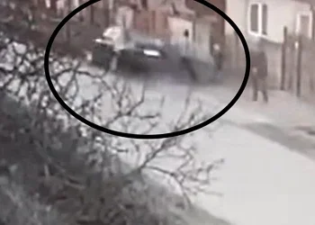 VIDEO| Bărbatul care a vrut să-și omoare vecinul cu mașina rămâne în arest