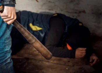 De la tentativă de omor la vătămare corporală: pedeapsă cu suspendare pentru bărbatul care și-a lovit ruda cu bâta în cap