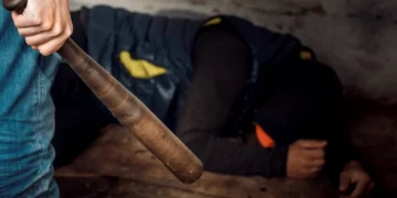 De la tentativă de omor la vătămare corporală: pedeapsă cu suspendare pentru bărbatul care și-a lovit ruda cu bâta în cap