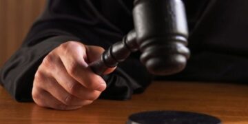 Competență teritorială: dreptul creditorului de a opta între procedura specială şi cea de drept comun pentru realizarea creanţei sale