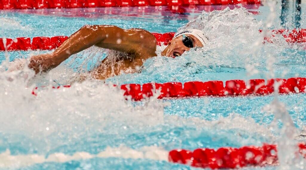 Fabulosul David Popovici a  cucerit aurul mondial și la 100 metri liber!