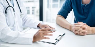 Opt categorii de români intră pe lista celor care vor fi obligați să achite contribuția la sănătate pentru a avea acces la servicii medicale