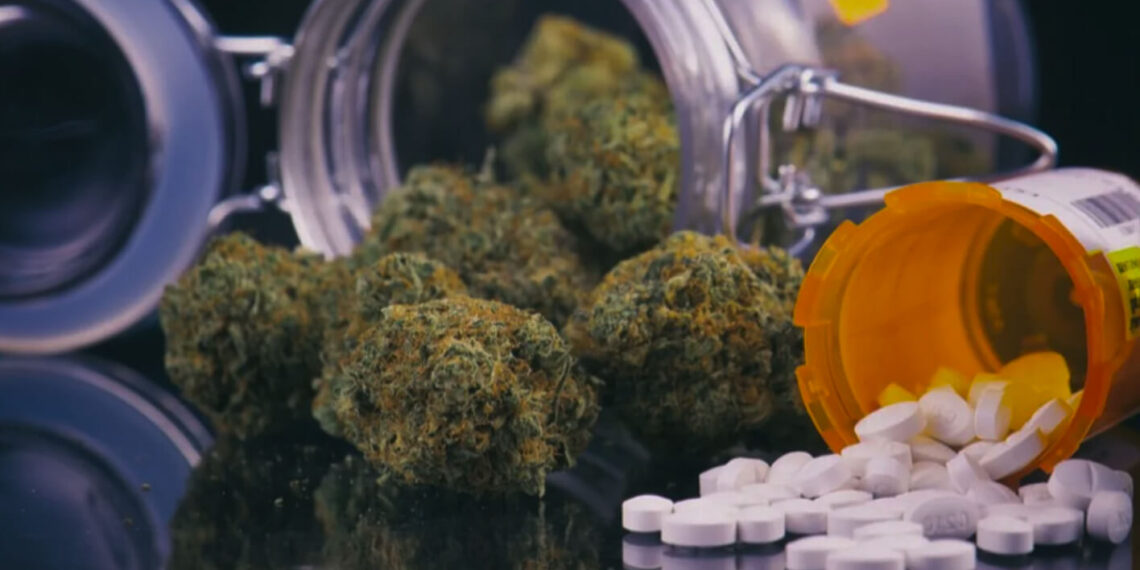 Cu joint-ul spre penitenciar: Tată a doi copii, prins vânzând cannabis și eutylonă pe WhatsApp