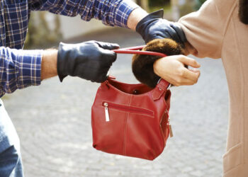 Tâlhărie în plină stradă: bătrână de 86 de ani, atacată pentru 180 de lei