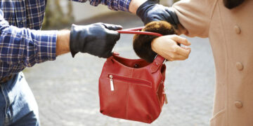 Tâlhărie în plină stradă: bătrână de 86 de ani, atacată pentru 180 de lei