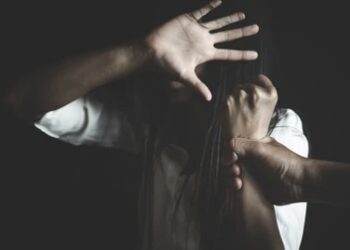 Și-a strâns mama de gât, a amenințat-o cu ranga și a scăpat nepedepsit