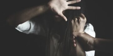 Și-a strâns mama de gât, a amenințat-o cu ranga și a scăpat nepedepsit