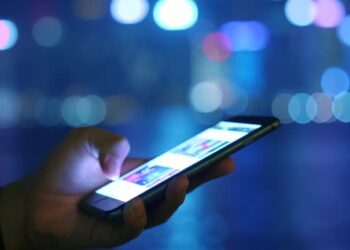 Pornografie infantilă, distribuită online: 72 de imagini cu copii, descoperite în telefonul unui bărbat