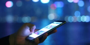 Pornografie infantilă, distribuită online: 72 de imagini cu copii, descoperite în telefonul unui bărbat