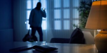 Atac în toiul nopții: Bătrân de 69 de ani, bătut și jefuit în propria locuință