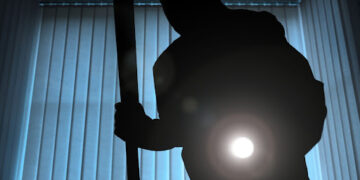 Au golit magazia și au luat până și mături: doi bihoreni au dat o spargere în valoare de 3.000 de euro