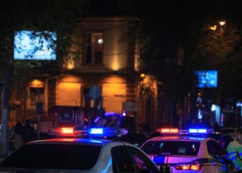 Noaptea groazei de Halloween: oameni bătuți în stradă, amenințați cu moartea și bara de metal