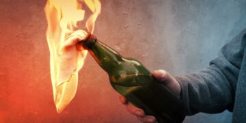 Scandal în miez de noapte la Oradea: 5 cocktailuri Molotov, zero flăcări și un verdict șoc