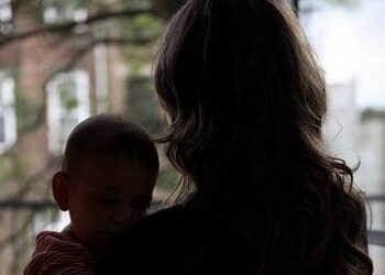 Scandal amoros cu final penal: minoră de 15 ani a devenit mamă, iar iubitul de 32 de ani, în fața judecătorilor