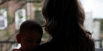 Scandal amoros cu final penal: minoră de 15 ani a devenit mamă, iar iubitul de 32 de ani, în fața judecătorilor