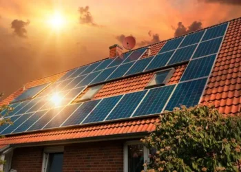 De la energie verde la bani negri: electrician cercetat pentru țeapă cu panouri fotovoltaice