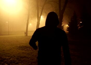 Scandal pe o stradă din Marghita: un bărbat, bătut cu o scândură cu holșuruburi