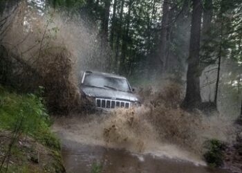 Spectacol pe câmp: șofer cu permis suspendat a încercat să fugă de poliție prin noroi