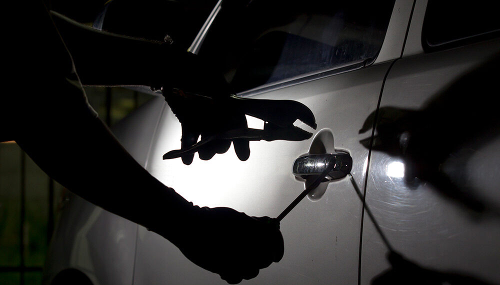 Doi adolescenți din Marghita, prinși după ce au răscolit mașini pentru câțiva lei și un pachet de țigări