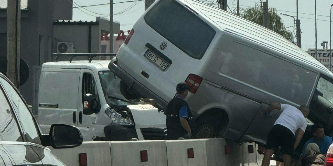 Accident pe centura Oradea, în zona Sântandrei: două autoutilitare implicate
