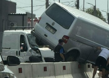 Accident pe centura Oradea, în zona Sântandrei: două autoutilitare implicate