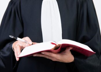 Patru persoane trimise în judecată pentru avocatură clandestină