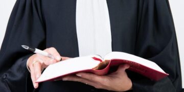 Patru persoane trimise în judecată pentru avocatură clandestină