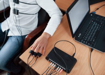 Test poligraf pentru angajații instituțiilor publice, pentru combaterea corupției