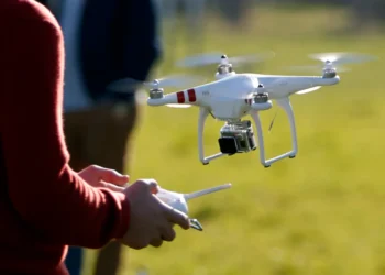 Dronele intră în curțile românilor: cum vrea statul să descopere construcțiile nedeclarate