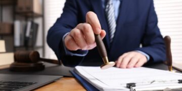 „Fabrica de Moșteniri” se extinde: notari și executori judecătorești, sub lupa procurorilor DIICOT