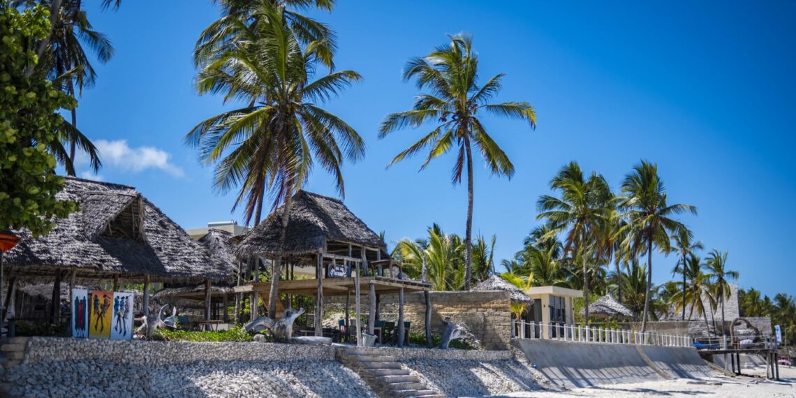 Vacanța de coșmar: peste 30 de români, înșelați cu peste 73.000 de euro pentru excursii în Zanzibar