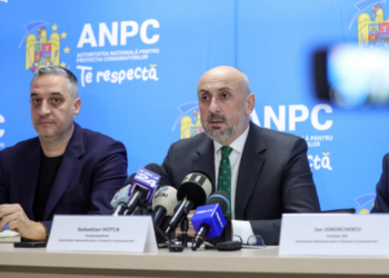 Hotca Sebastian - Vicepreședinte ANPC ( dreapta) și Paul Anghel Silviu - director general al Direcției Generale de Control și Supraveghere Piață din cadrul A.N.P.C Sursă foto : Agerpres