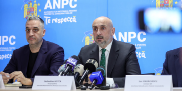 Hotca Sebastian - Vicepreședinte ANPC ( dreapta) și Paul Anghel Silviu - director general al Direcției Generale de Control și Supraveghere Piață din cadrul A.N.P.C Sursă foto : Agerpres