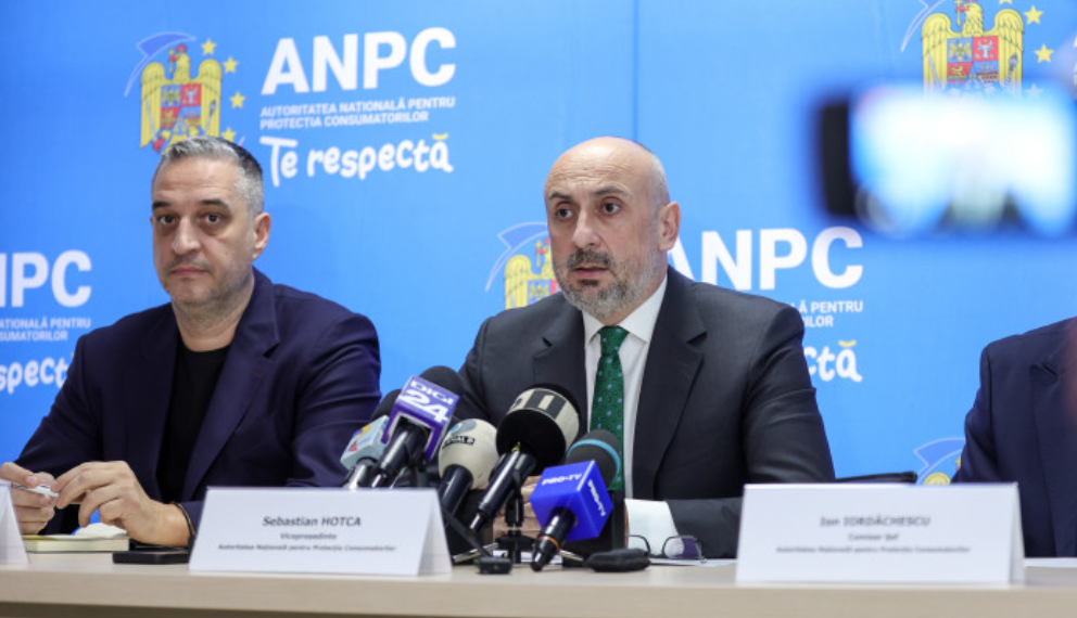 Hotca Sebastian - Vicepreședinte ANPC ( dreapta) și Paul Anghel Silviu - director general al Direcției Generale de Control și Supraveghere Piață din cadrul A.N.P.C Sursă foto : Agerpres