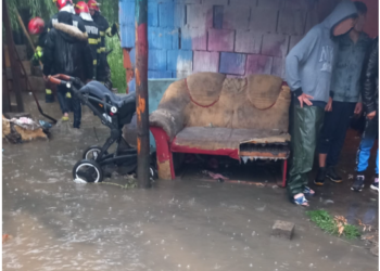 Intervenții ale pompierilor în Bihor: inundație la Suplacu de Barcău și pericol de cădere a unui burlan de pe un bloc din Oradea