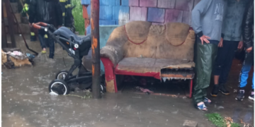 Intervenții ale pompierilor în Bihor: inundație la Suplacu de Barcău și pericol de cădere a unui burlan de pe un bloc din Oradea