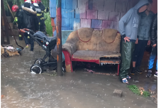 Intervenții ale pompierilor în Bihor: inundație la Suplacu de Barcău și pericol de cădere a unui burlan de pe un bloc din Oradea