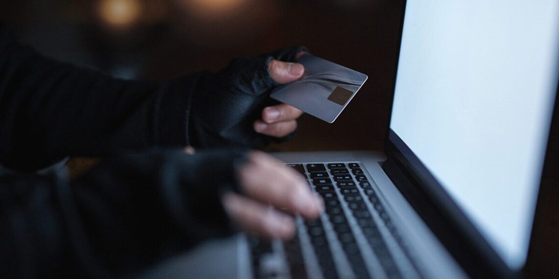 Cadoul care te lasă fără bani: cum folosesc escrocii «ghiozdanul Decathlon» și «aparatul de cafea Flanco» pentru a fura date