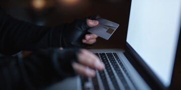 Cadoul care te lasă fără bani: cum folosesc escrocii «ghiozdanul Decathlon» și «aparatul de cafea Flanco» pentru a fura date