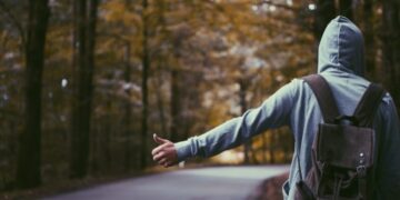 Grijă pe cine luați la ocazie! Un cuplu, jefuit chiar în propria mașină