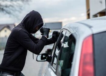 Lecție aspră pentru un tânăr din Bihor: a furat o mașină, a condus fără permis și a primit ani grei de închisoare