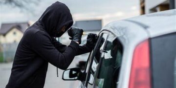 Lecție aspră pentru un tânăr din Bihor: a furat o mașină, a condus fără permis și a primit ani grei de închisoare