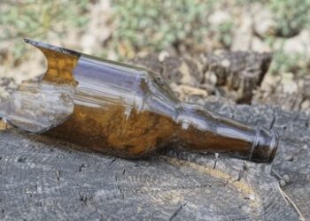 Bătaie ca-n filme: un bărbat desfigurat cu un pahar, instanța dă dosarul înapoi