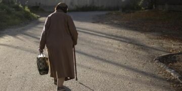 Atac în plină zi la Oradea: bătrână trântită la pământ pentru un telefon mobil!