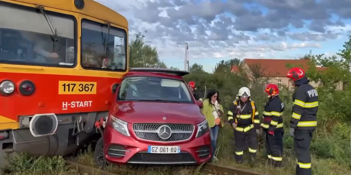 Accident la Salonta: Un tren a deraiat după impactul cu o mașină