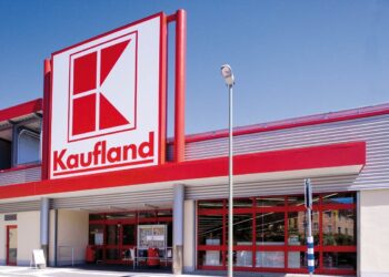 Tâlhărie la Kaufland: un paznic a ajuns pe patul de spital pentru…. șase tablete de ciocolată