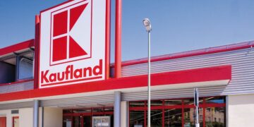 Tâlhărie la Kaufland: un paznic a ajuns pe patul de spital pentru…. șase tablete de ciocolată